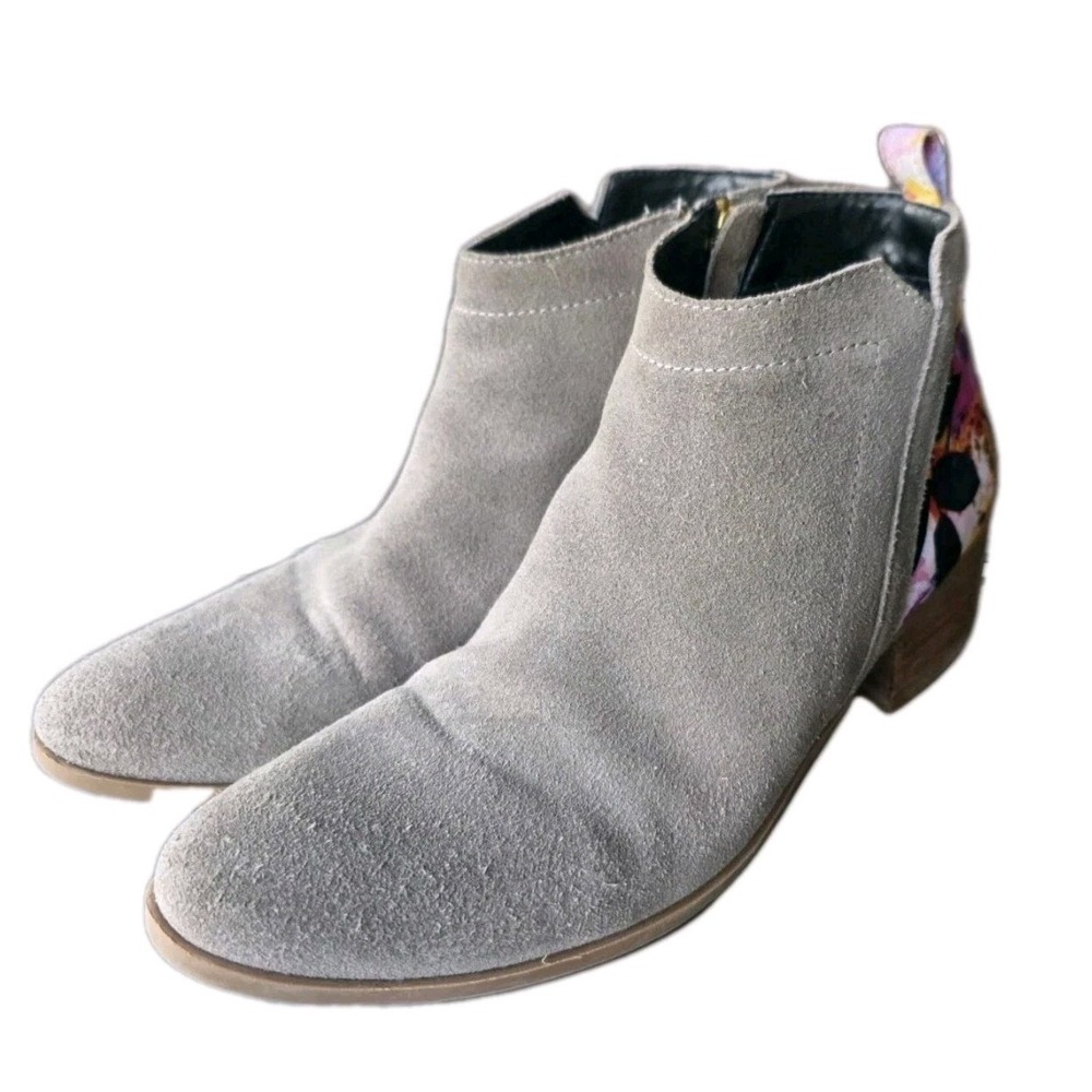 Inkkas Gray Suede Ankle Boots with Vibrant Heel